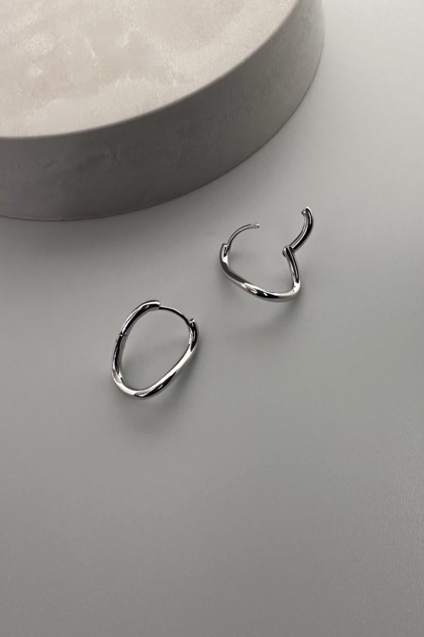 画像3: SILVER925 カーブ&ツイストフープピアス (3)