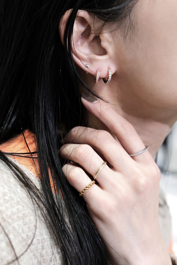 画像4: ステンレス 2.2mm幅 7ジルコニアフープピアス  (4)