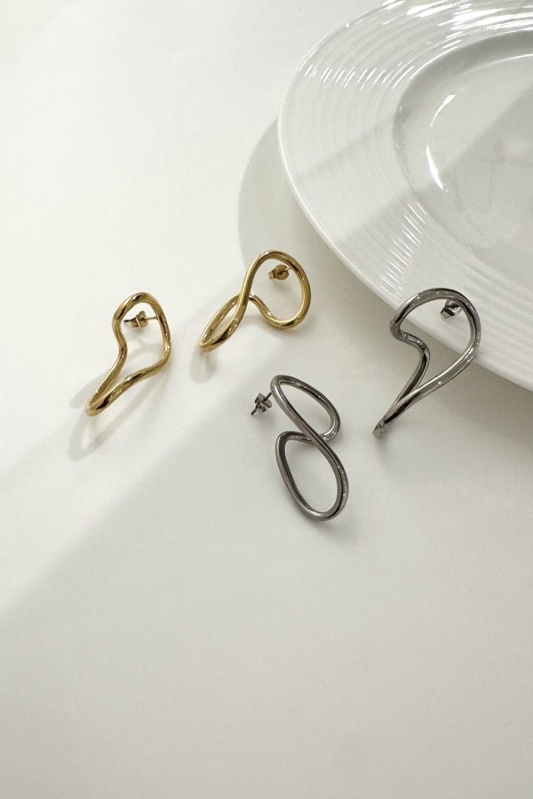 画像2: ▶︎ ステンレス エイトカーブリングスタッドピアス (2)