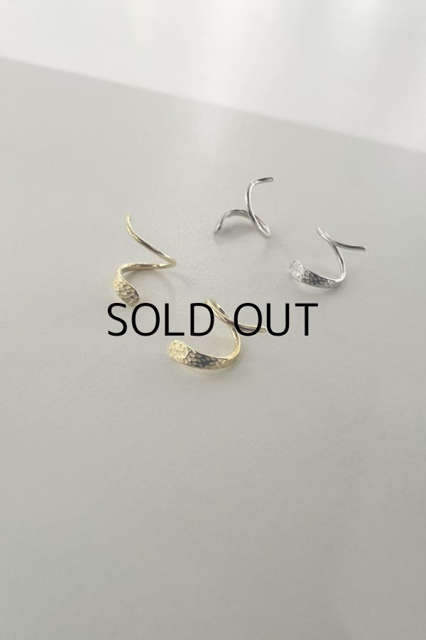 画像3: SILVER925 槌目プレートスパイラルラインピアス (3)