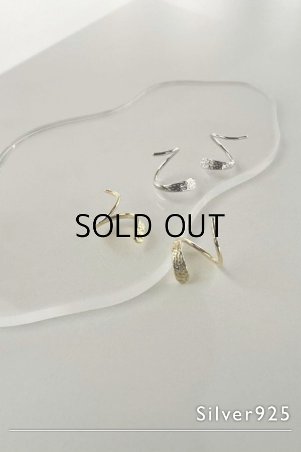 画像2: SILVER925 槌目プレートスパイラルラインピアス (2)