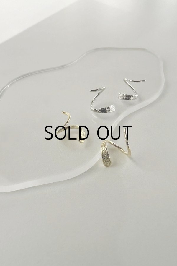 画像4: SILVER925 槌目プレートスパイラルラインピアス (4)