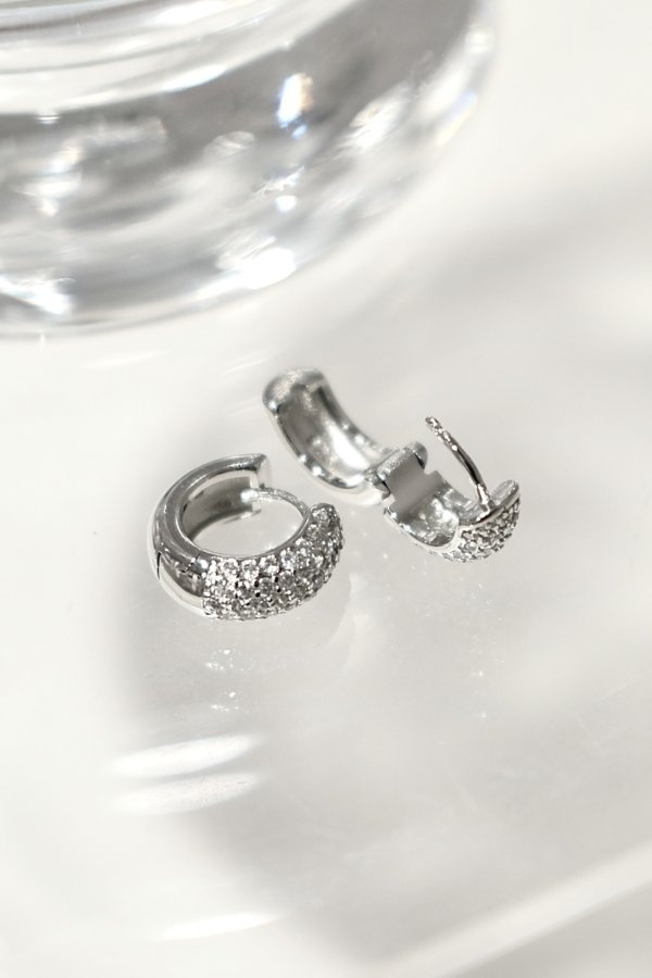 画像4: SILVER925 5.5mm幅 ハーフジルコニアラウンドフープピアス 15mm径 /シルバー (4)