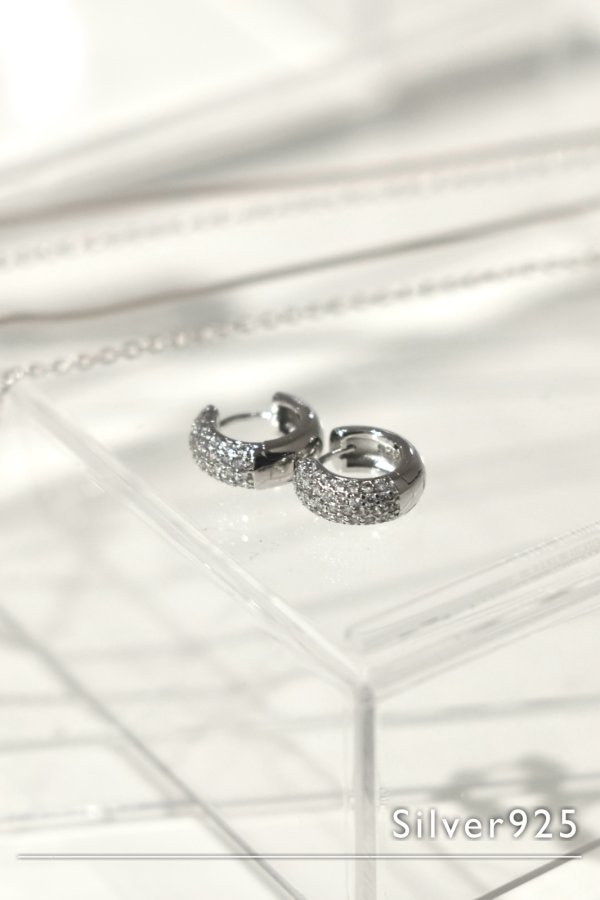 画像1: SILVER925 5.5mm幅 ハーフジルコニアラウンドフープピアス 15mm径 /シルバー (1)