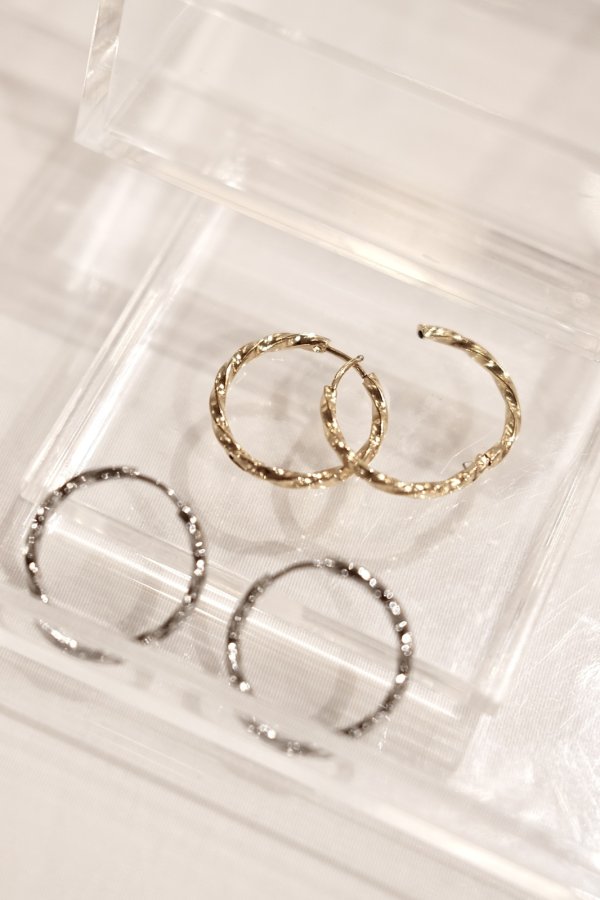 画像4: ステンレス 2mm幅エッジツイストフープピアス 24mm径 (4)