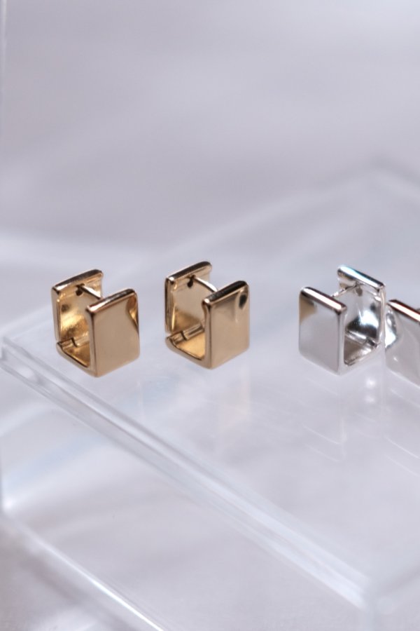 画像2: ステンレス 9mm幅 スクエアキューブフープピアス 8mm径 (2)