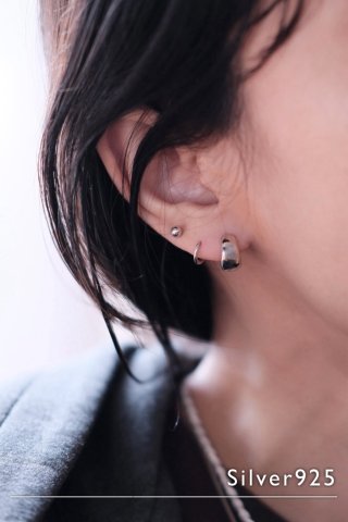 20%OFF】SILVER925 5.5mm幅 ハーフジルコニアラウンドフープピアス