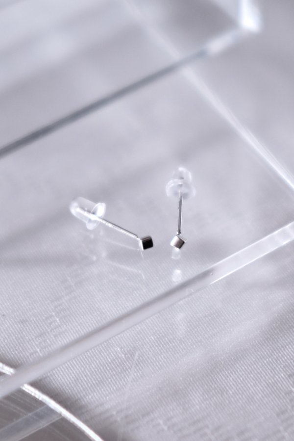 画像4: SILVER925 2mm キュービックスタッドピアス (4)