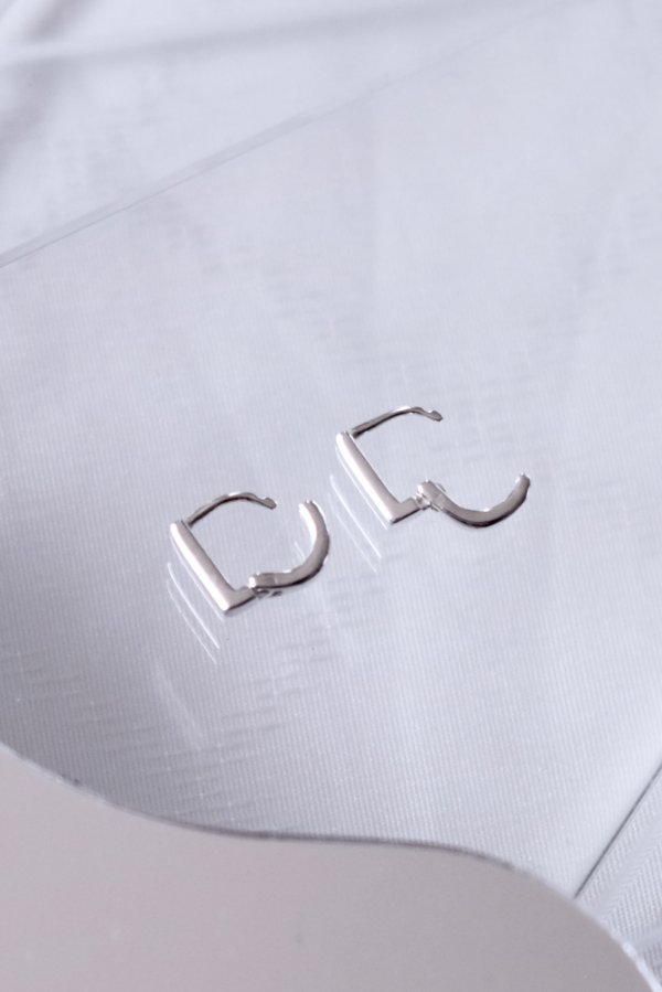 画像4: SILVER925 1.8mm幅 ストレートDフォルムフープピアス 10mm径 (4)