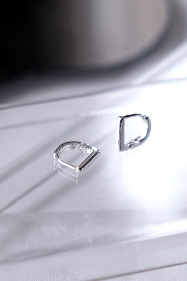 画像2: SILVER925 1.8mm幅 ストレートDフォルムフープピアス 10mm径 (2)