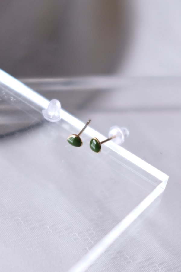 画像1: SILVER925 グリーンストーンペブルスタッドピアス (1)